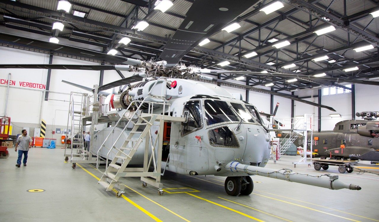 Der schwere Transporthubschrauber Sikorsky CH-53K im Fliegerhorst Holzdorf neben der CH-53G des Hubschraubergeschwaders 64 (HSG 64). Teile des vorhandenen Geräts zu Betrieb und Wartung können von der CH-53G übernommen werden.